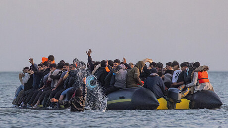 Dnevnik obalske straže otkrio: Britanci pokušali da probuše čamac s migrantima