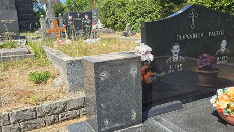 На иницијативу Домовинског покрета:  Уклоњен споменик војнику у униформи ЈНА на гробљу крај Книна