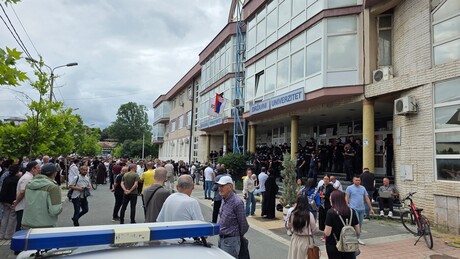 Državni univerzitet u Novom Pazaru: Studenti ponovo ušli u zgradu, povređeno više policajaca