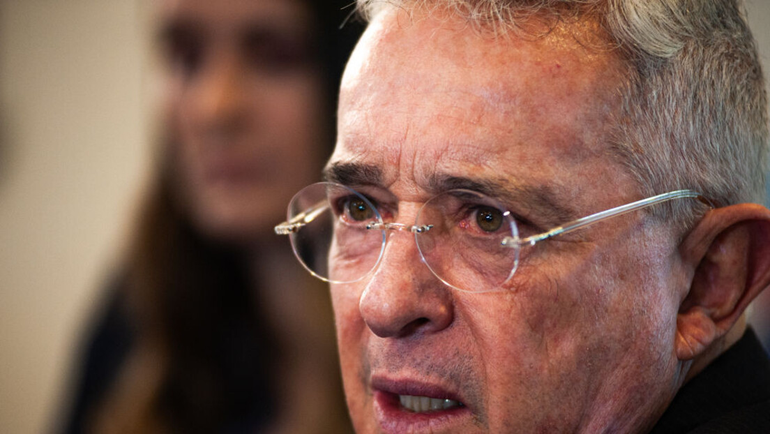 Bivši predsednik Kolumbije Alvaro Uribe osuđen na 12 godina kućnog pritvora