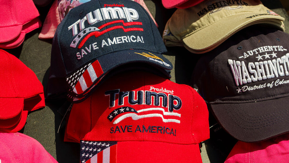 Амерички републиканци објавили фотографију Трампа са "ладом" (ФОТО)