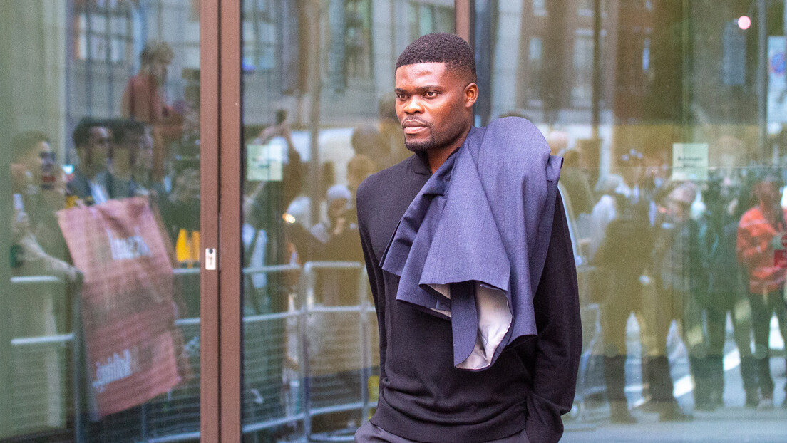 Бивши играч Арсенала пуштен на условну слободу – чека га суђење за силовање