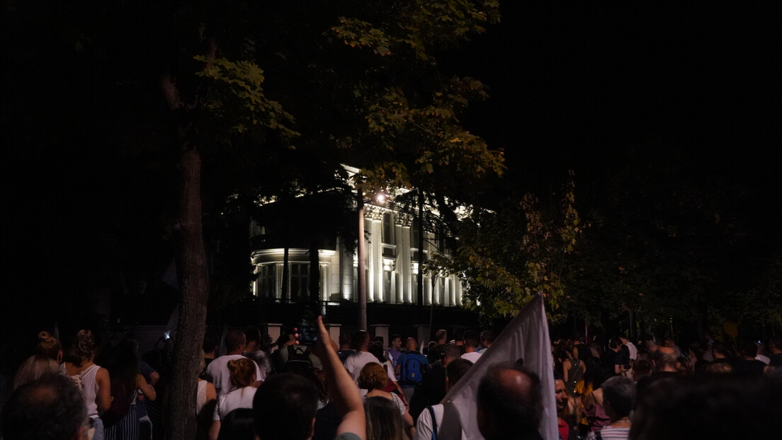 Протестна шетња на Дедињу: Говор испред ТВ Пинк, пароле за председницу Скупштине