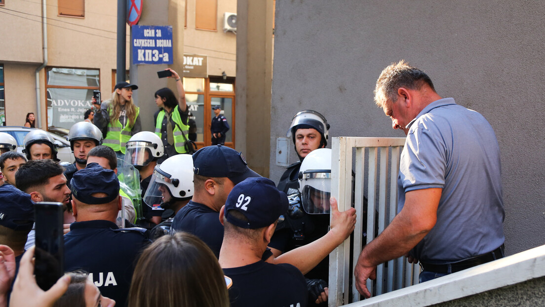 Novi Pazar: Pokušaj blokade suda, reagovala policija; MUP: Nije bilo upotrebe sredstava prinude