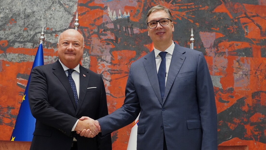 Vučić sa austrijskim kancelarom: Ne pada mi na pamet da menjam Ustav