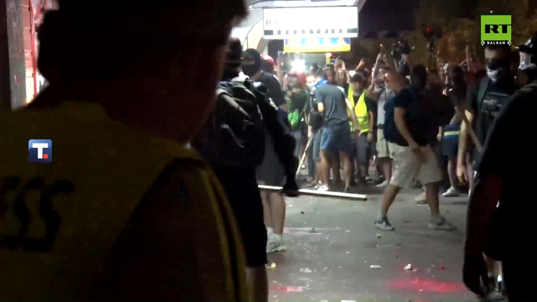 Протести у градовима широм Србије: Демолиране просторије СНС-а у Новом Саду, нереди у Београду