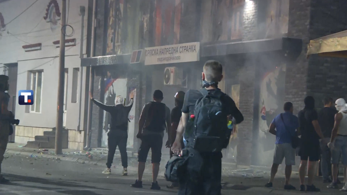 Neredi u Valjevu: Demolirane prostorije SNS, na meti i Skupština grada i tužilaštvo (VIDEO)