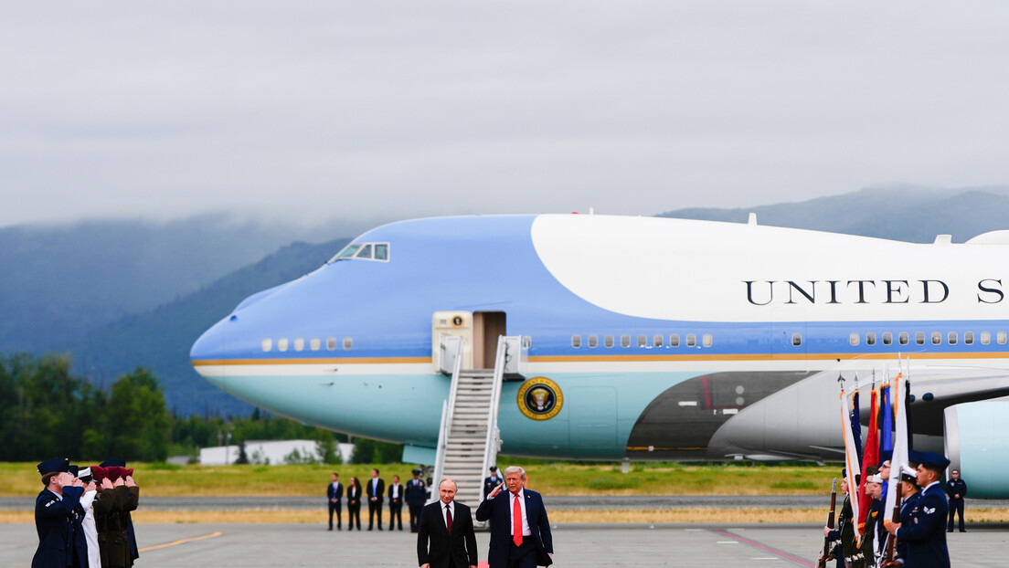 Crveni tepih za novi svetski poredak: Istorijsko rukovanje i veliki skok za čovečanstvo