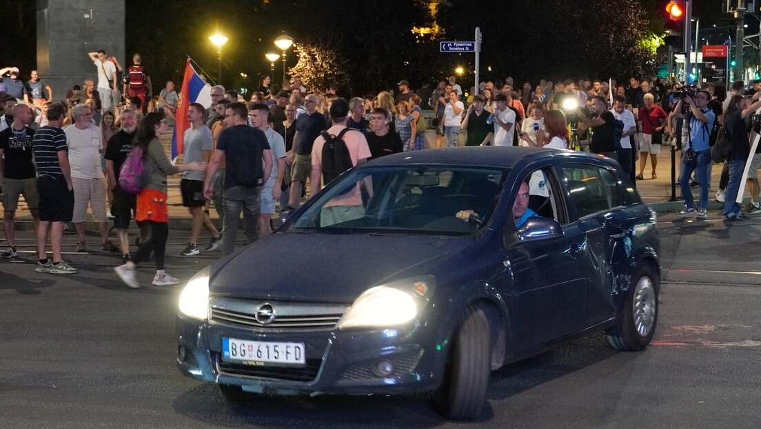 Протести у Србији: Блокиран магистрални пут ка Црној Гори, разбијени прозори на просторијама СНС-а