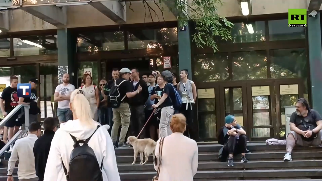Поново блокирана зграда суда у Новом Саду, полиција потиснула окупљене са главног улаза