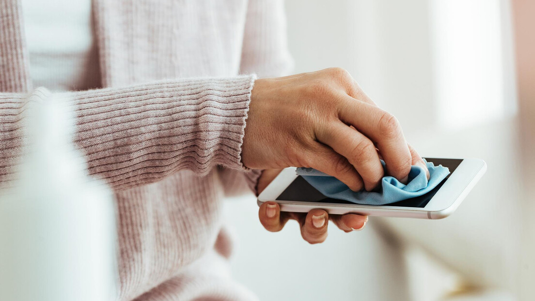 Telefon je leglo bakterija - kako ga očistiti i smanjiti rizike od bolesti