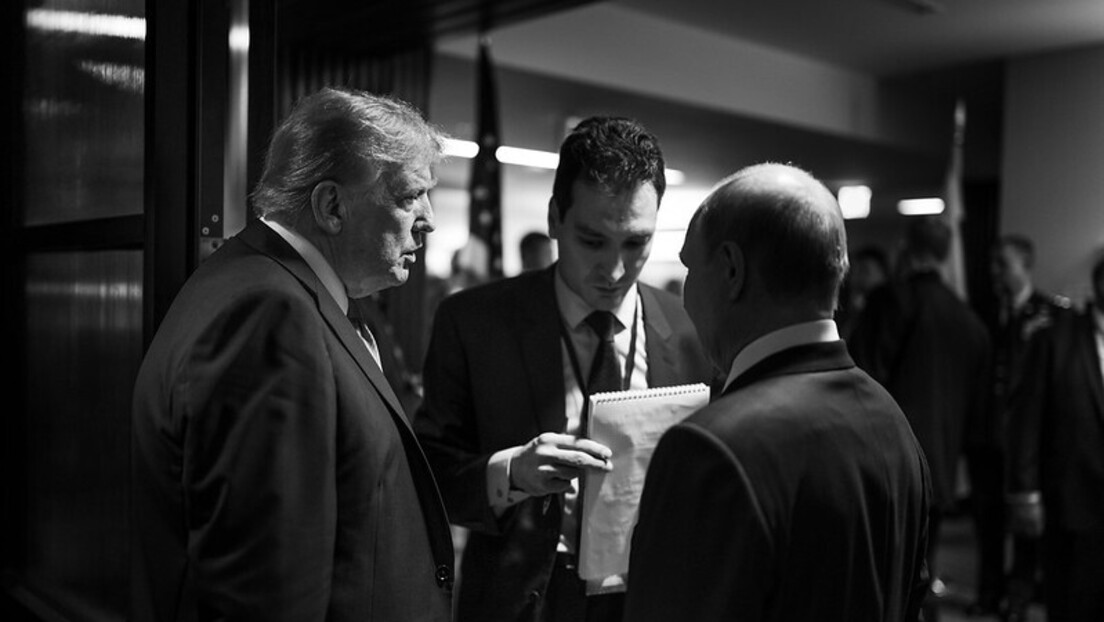 Трамп као Никсон, Путин као Хрушчов: Шта је амерички председник поручио новом сликом с Аљаске (ФОТО)