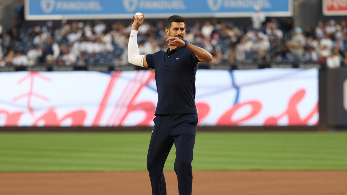Новак мења спорт пред Ју-Ес опен: Извео прво бацање на највећем бејзбол дербију (ВИДЕО)