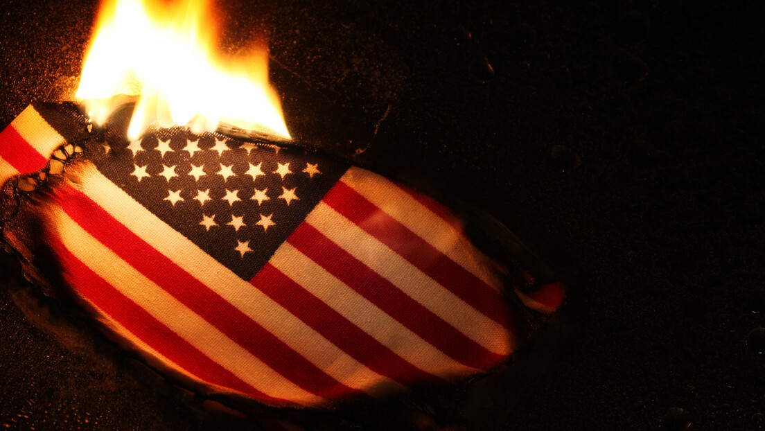Ako je zapalite, dobijate godinu dana zatvora: Tramp kriminalizovao spaljivanje zastave SAD
