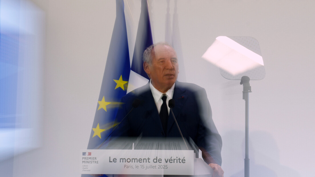 Пада влада? Француски премијер игнорише протесте, форсира штедњу и тражи гласање о поверењу