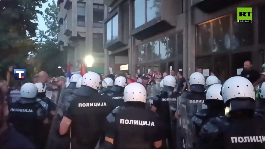 Напето код Филозофског факултета у Новом Саду: Део студената ушао у зграду, полиција испред (ВИДЕО)