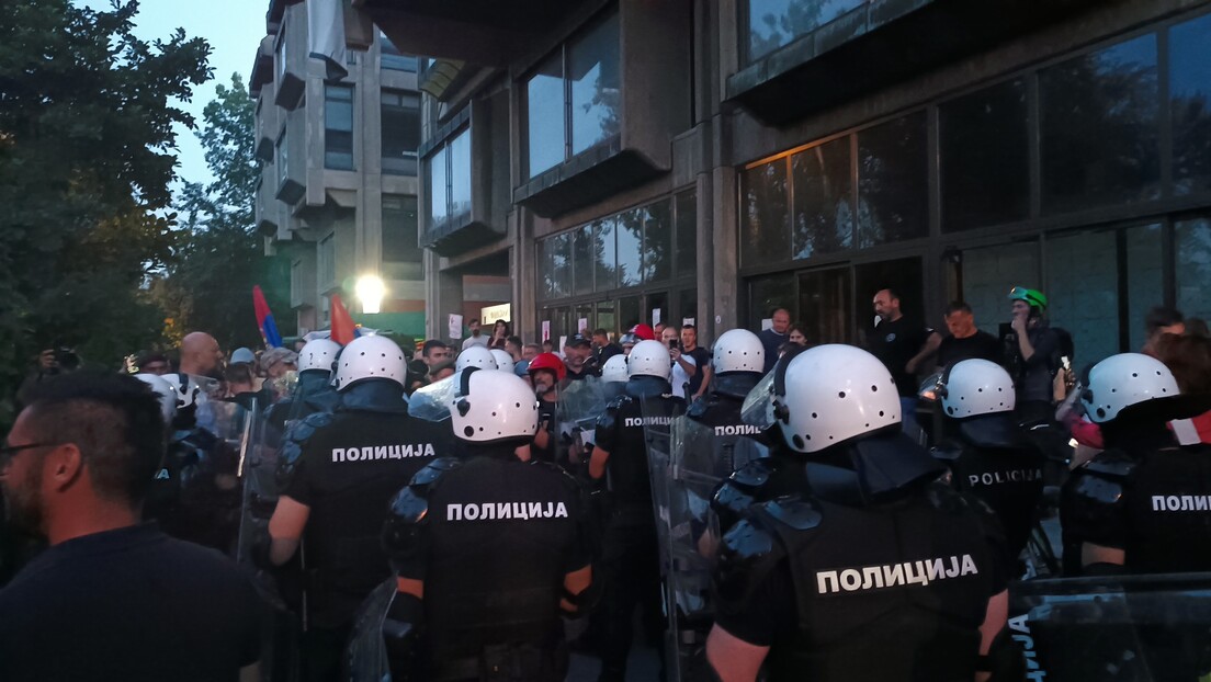 Ухапшен осумњичени за напад на полицијске службенике испред Филозофског факултета у Новом Саду