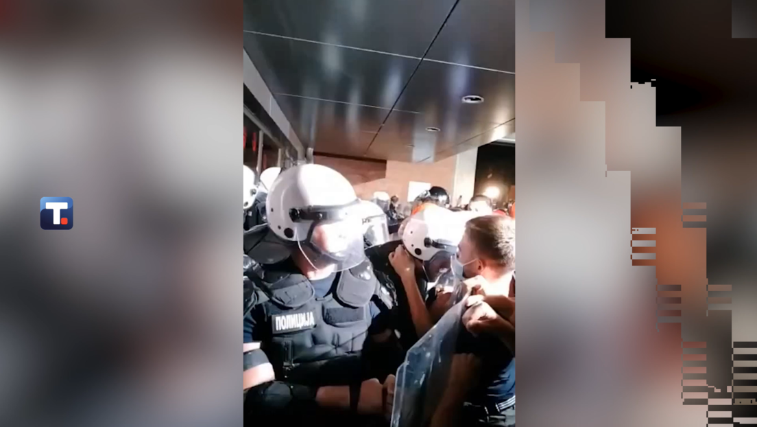 Демонстранти покушали да пробију кордон код Филозофског факултета у Новом Саду, огласио се МУП