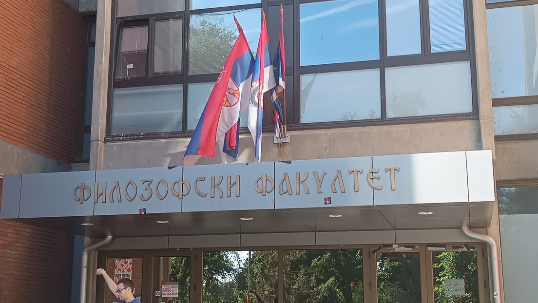 Испред Филозофског факултета у Новом Саду од јутрос мирно
