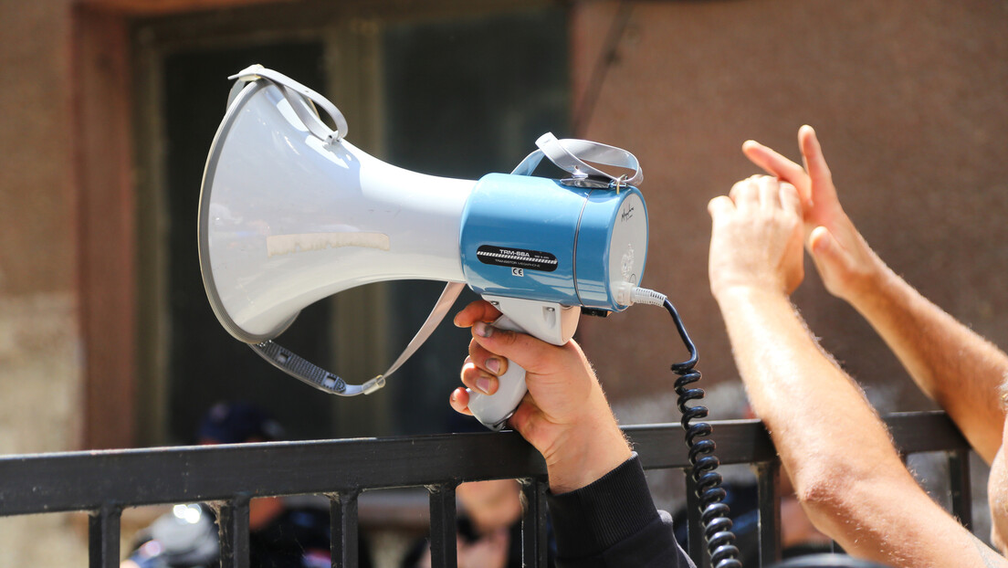 Austrijska "briga" o Srbiji: Forum u Alpbahu o protestima i strahu za prava stranih agenata