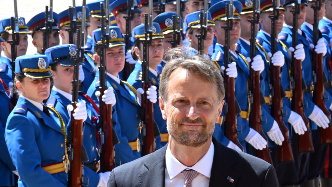 Дипломатски гаф или мала освета судбине: Откуд руска застава на реверу новог амбасадора ЕУ у Србији