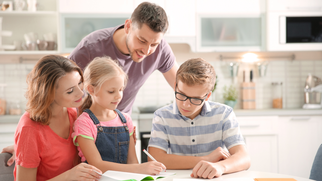 Руски психолози саветују: Како породично обележити 1. септембар и треба ли помагати деци са домаћим