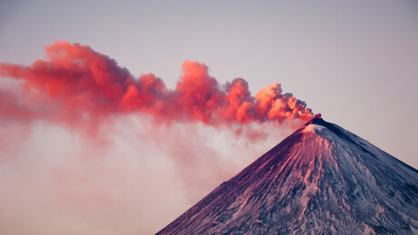 Posle 600 godina: Erupcija vulkana Krašenjinjikov na Kamčatki (VIDEO)