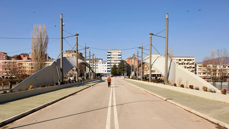 Куртијев мост на Ибру: Месец дана до краја изградње, Срби у страху од међуетничких сукоба