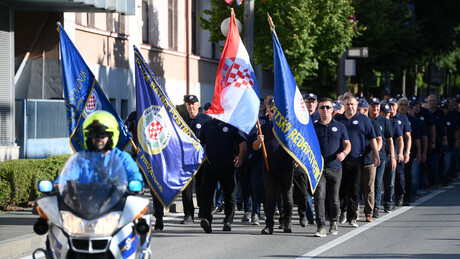 Knin slavi "Oluju": Ustaška brigada i akrobatska grupa sa "rafalima", a između "za dom spremni"