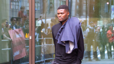 Бивши играч Арсенала пуштен на условну слободу – чека га суђење за силовање