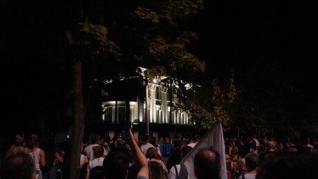 Протестна шетња на Дедињу: Говор испред ТВ Пинк, пароле за председницу Скупштине