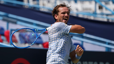 Medvedev nastavlja da tone: Nekada rušio Đokovića, sad gura glavu u frižider od muke (VIDEO)