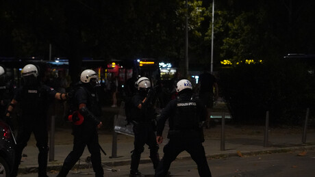 Oglasio se MUP o fotografiji policajca koji udara ženu: Zloupotreba