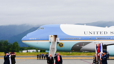 Crveni tepih za novi svetski poredak: Istorijsko rukovanje i veliki skok za čovečanstvo