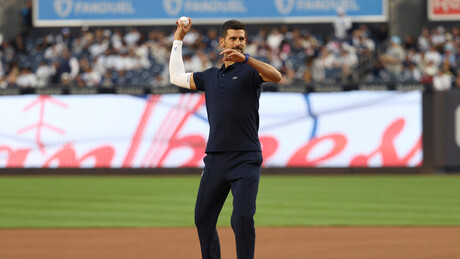Новак мења спорт пред Ју-Ес опен: Извео прво бацање на највећем бејзбол дербију (ВИДЕО)