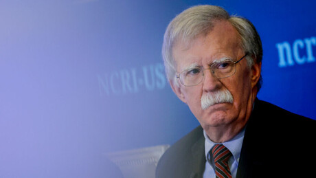 FBI agenti upali u Boltonovu kuću (VIDEO)