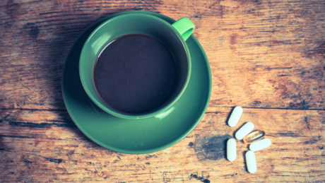 Pijete antibiotik? Možda je bolje da preskočite jutarnju kafu, upozorava studija