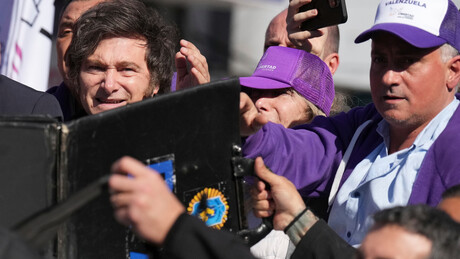 Нападнут председник Аргентине током предизборне кампање (ВИДЕО)