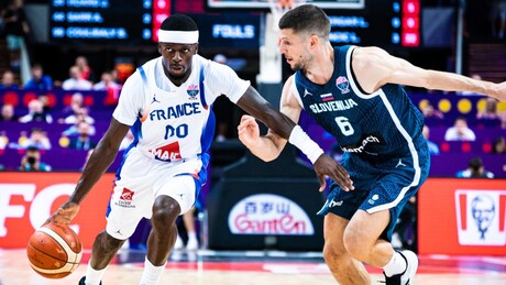 Umalo tuča na Evrobasketu – Francuz se rukovao sa Dončićem, pa dao koš kad niko nije gledao (VIDEO)