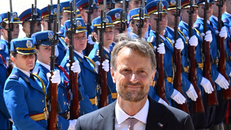 Дипломатски гаф или мала освета судбине: Откуд руска застава на реверу новог амбасадора ЕУ у Србији