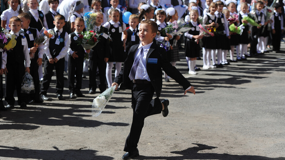 Химна, прво звоно, цвеће за наставнике: Које се традиције везују за почетак школске године у Русији