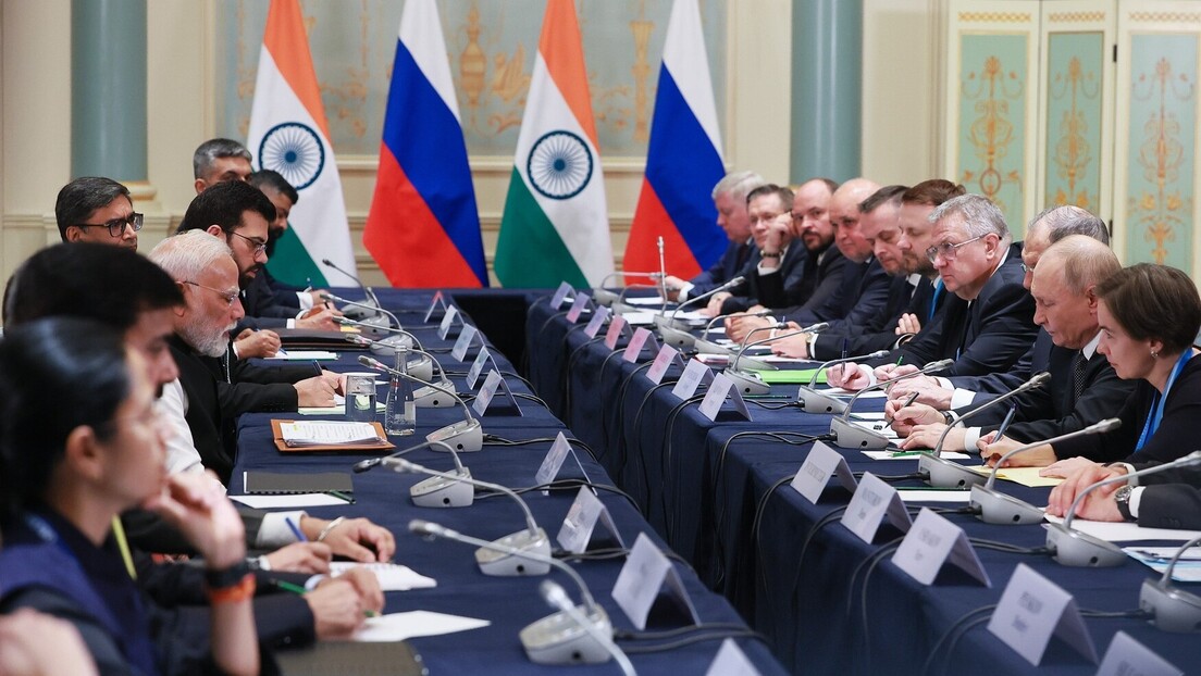 Od ŠOS-a do BRIKS-a: O čemu su razgovarali Putin i Modi