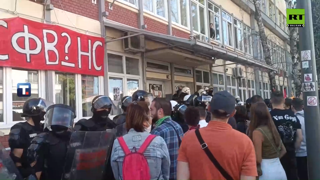 Napeto u Novom Sadu: Okupljeni pokušali da probiju policijski kordon ispred DIF-a (VIDEO)