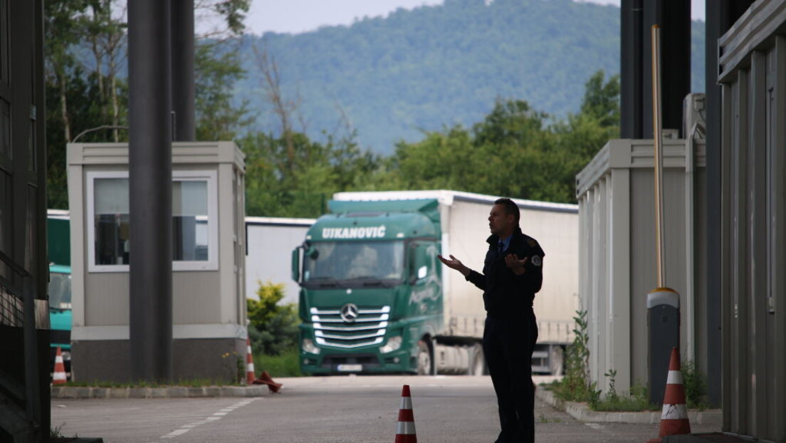 Kurtijeva policija na Brnjaku oduzela i pocepala zastavu srpskog pevačkog društva