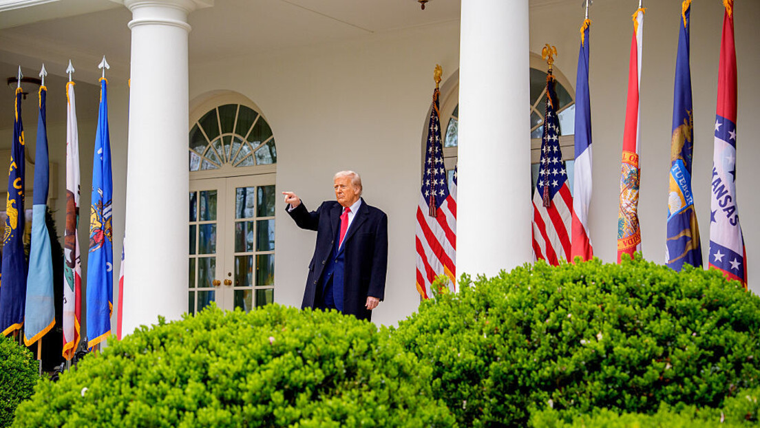 Tramp uramljuje autopen: Umesto Bajdenovog portreta, slika i prilika - olovke