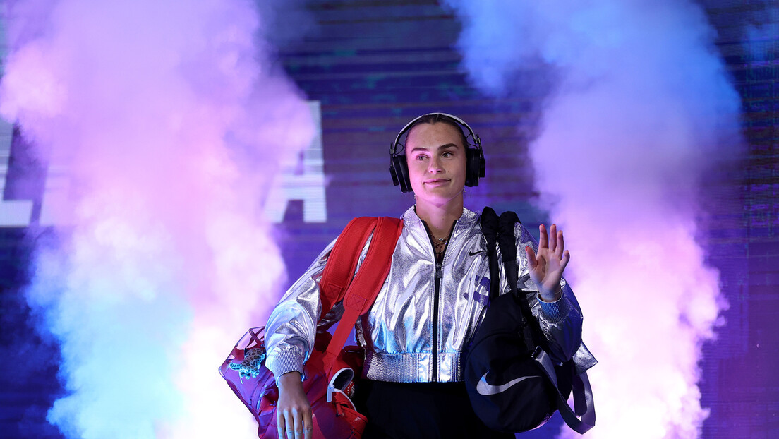 Сабаленка без борбе у полуфиналу, Вондрушова морала да се повуче због повреде