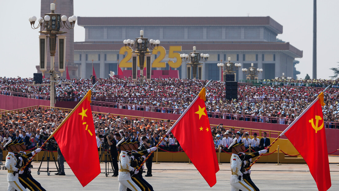 Трамп гледао параду у Пекингу па послао заједљиву поруку: Завера против САД