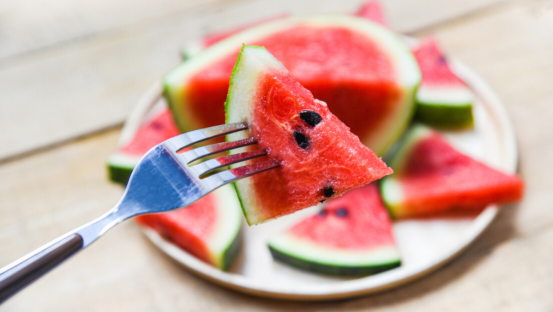 Slatko, osvežavajuće - i opasno? Šta se dešava kad pojedemo previše lubenice