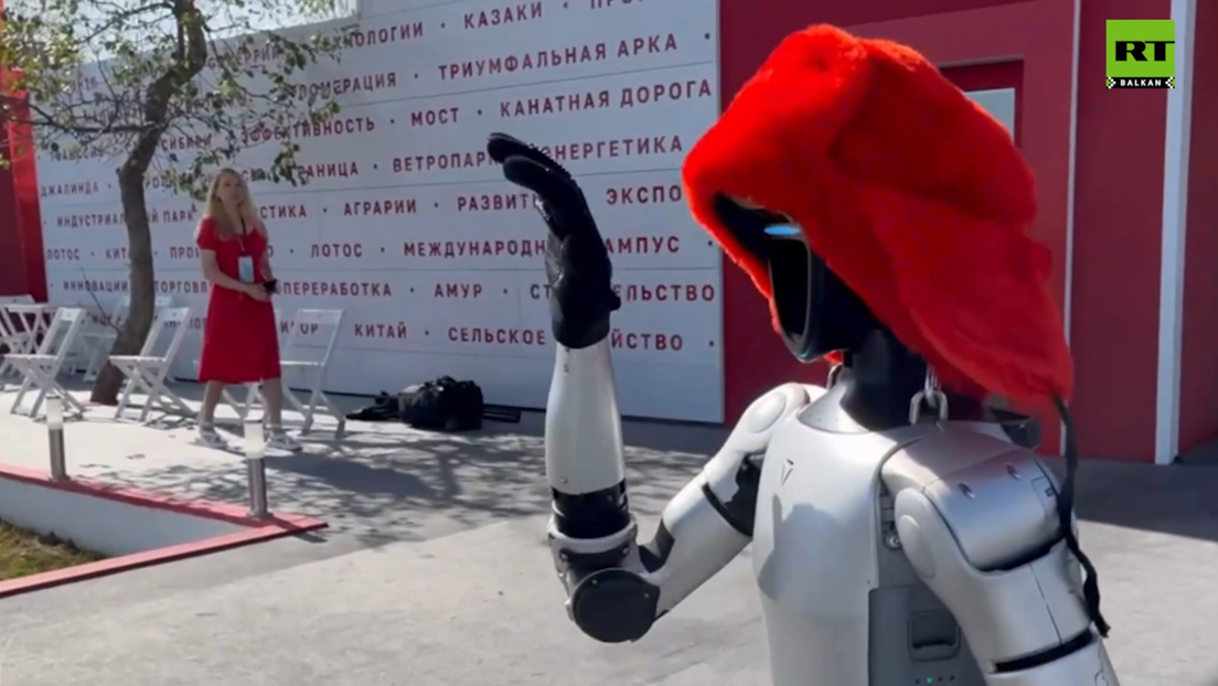 Робот Сајбер Гоша главна звезда Источног економског форума у Владивостоку