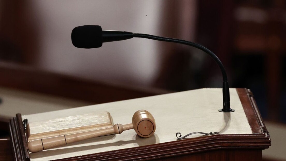 Министарство културе откупило сребрни свећњак са двора династије Обреновић (ФОТО)